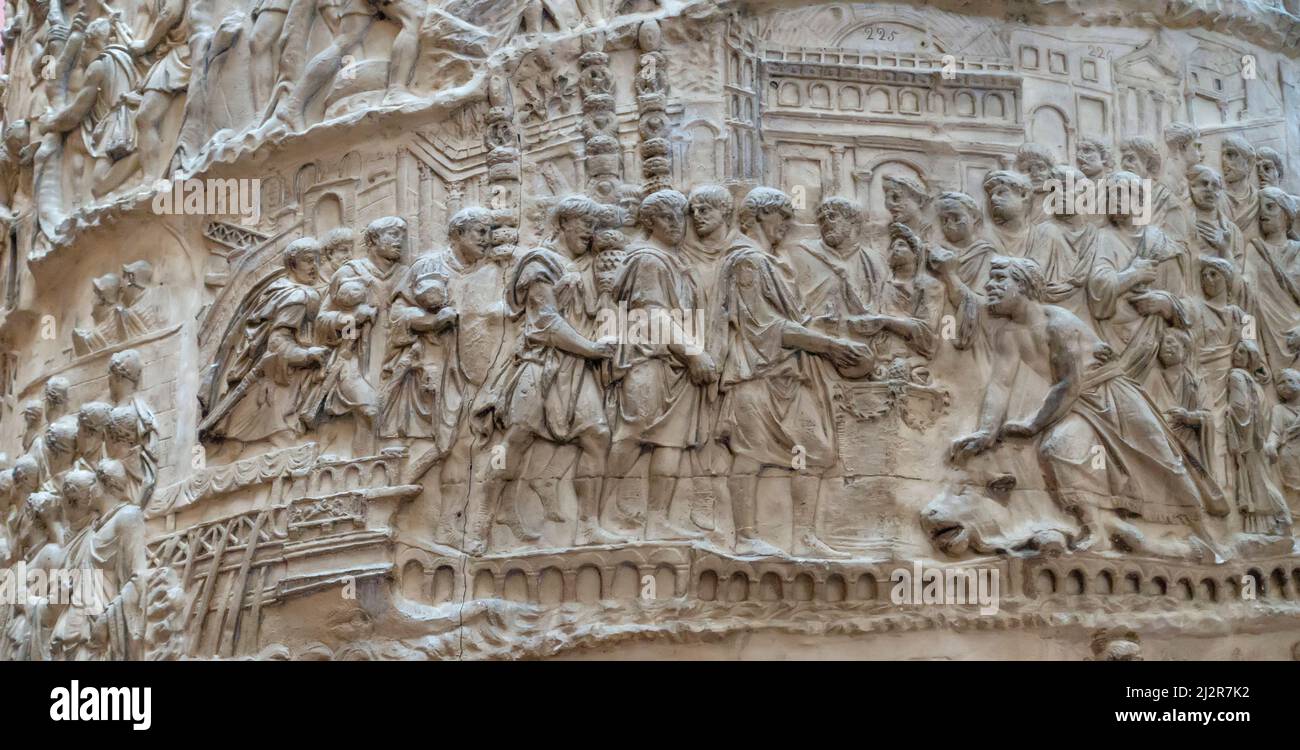Dettaglio di un cast della colonna di Traiano nel Cast Court del Victoria and Albert Museum, Londra, Inghilterra, Regno Unito Foto Stock