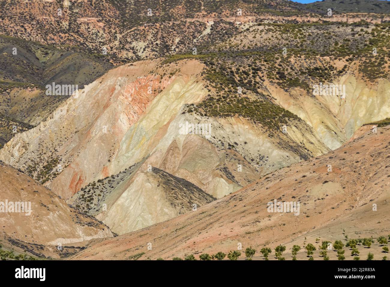 Badland, terre rosse senza vegetazione del Geopark Granada. Foto Stock