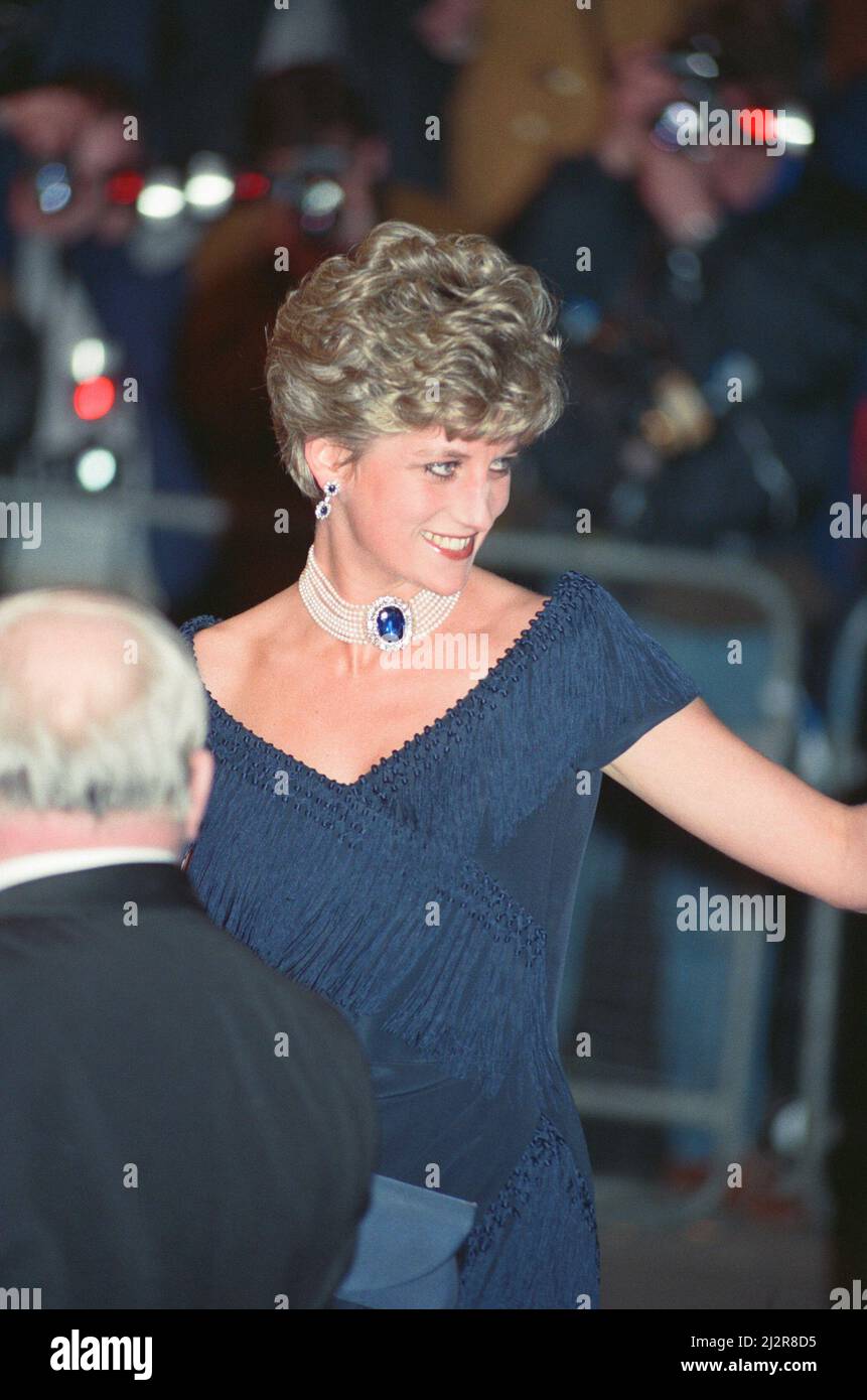 HRH la Principessa del Galles, la Principessa Diana, arriva per la prima del Principe di Tides a Odeon Leicester Square, Londra in un abito blu zaffiro con baffo perla con una pietra blu rubino.. Il Principe di Tides stelle Barbra Streisand e Nick Nolte, che entrambi hanno partecipato insieme a molte altre celebrità. Foto scattata il 18th febbraio 1992 Foto Stock