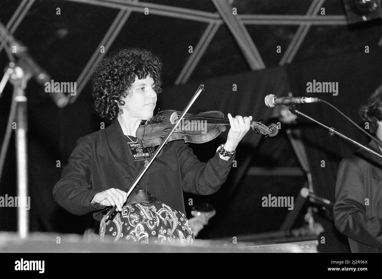 Alicia Svigals della Klezmatica che si esibisce al WOMAD Festival di Rivermead a Reading, Berkshire, 17th luglio 1992. Foto Stock