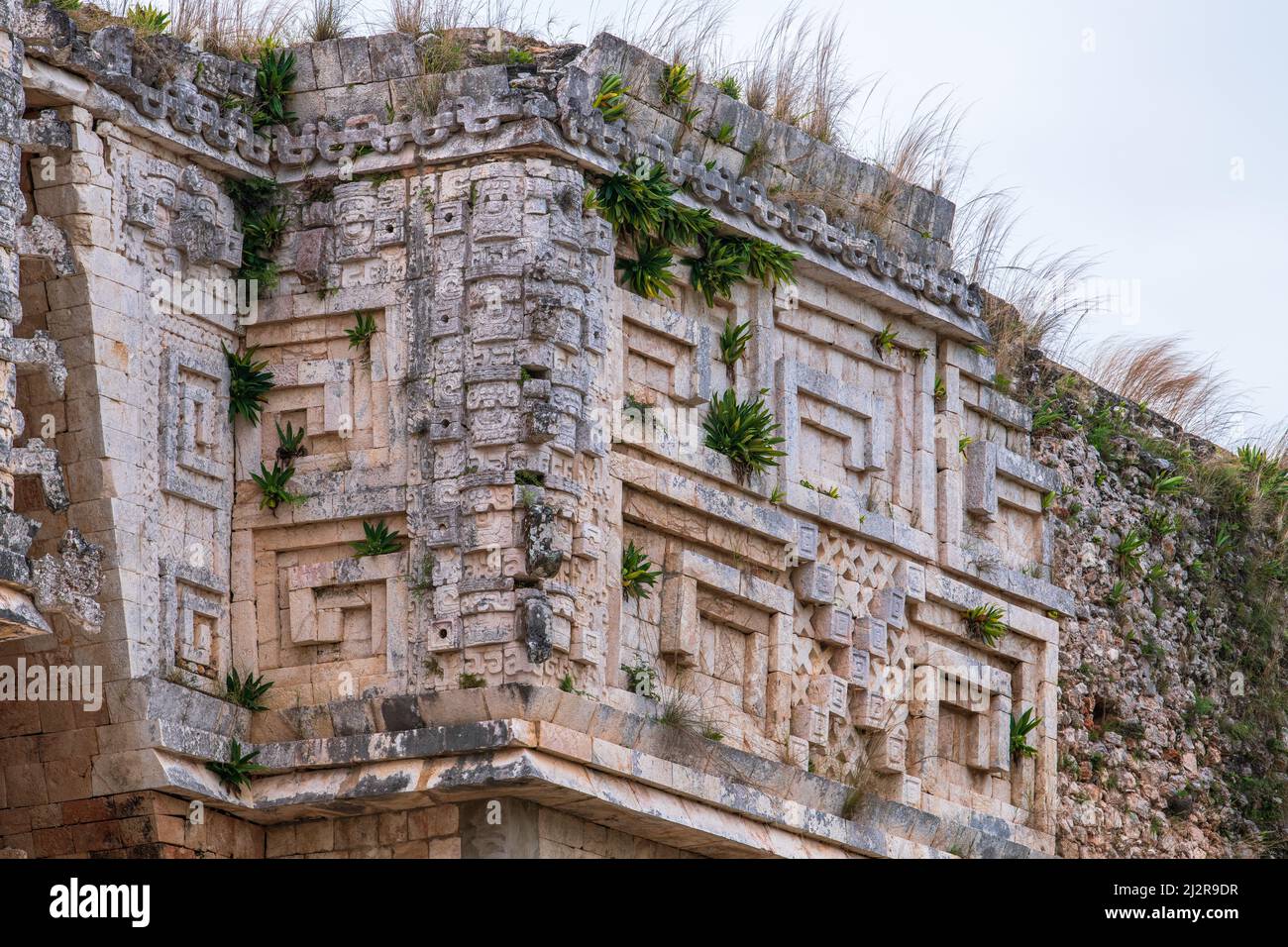 Sculture murali maya nell'antica città di Uxmal, famoso sito archeologico, patrimonio dell'umanità dell'UNESCO, vicino a Merida, a Yucatan, Messico Foto Stock