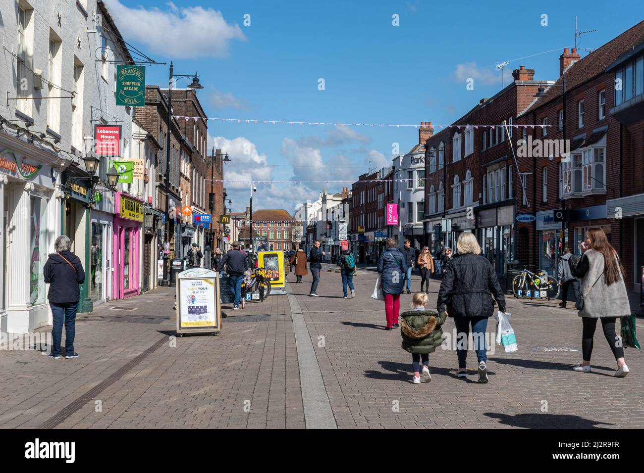 Newbury centro città, vista di Northbrook Street occupato con gente shopping, Berkshire, Inghilterra, Regno Unito Foto Stock