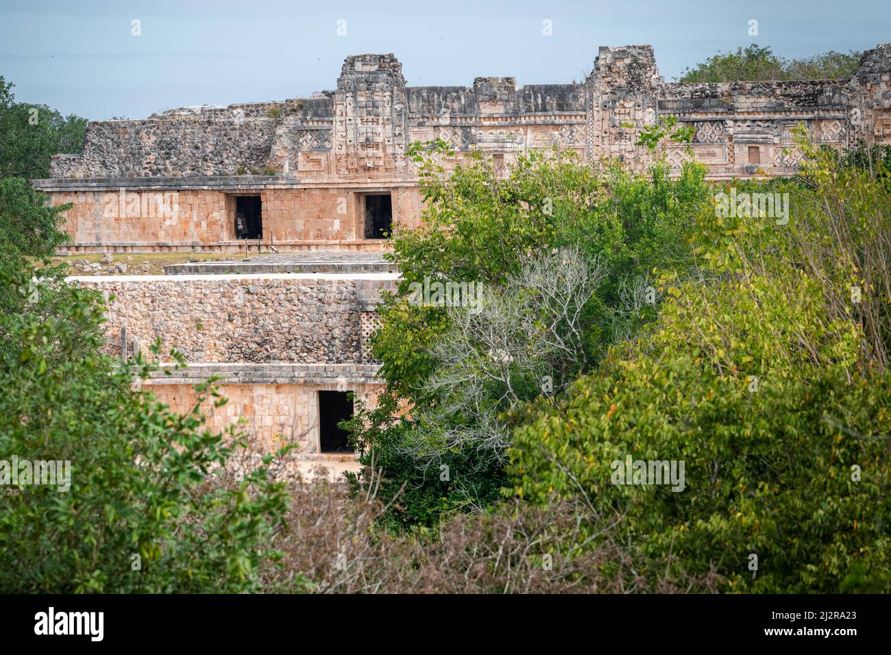 Rovine nell'antica città maya di Uxmal - famoso sito archeologico di Yucatan, Messico Foto Stock