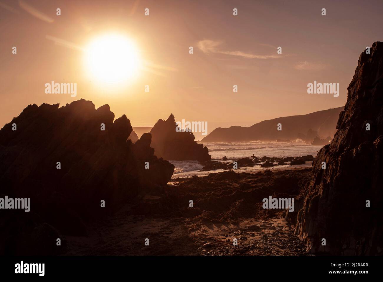 Bellissimo tramonto di fine estate, vista del mare irlandese, Gateholm Island, Raggle Rocks, e splendide rocce scolpite dal mare, lungo Marloes Sands (National Trust) Foto Stock