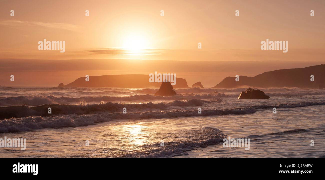 Bellissimo tramonto di fine estate, vista del mare irlandese, Gateholm Island, Raggle Rocks, e splendide rocce scolpite dal mare, lungo Marloes Sands (National Trust) Foto Stock