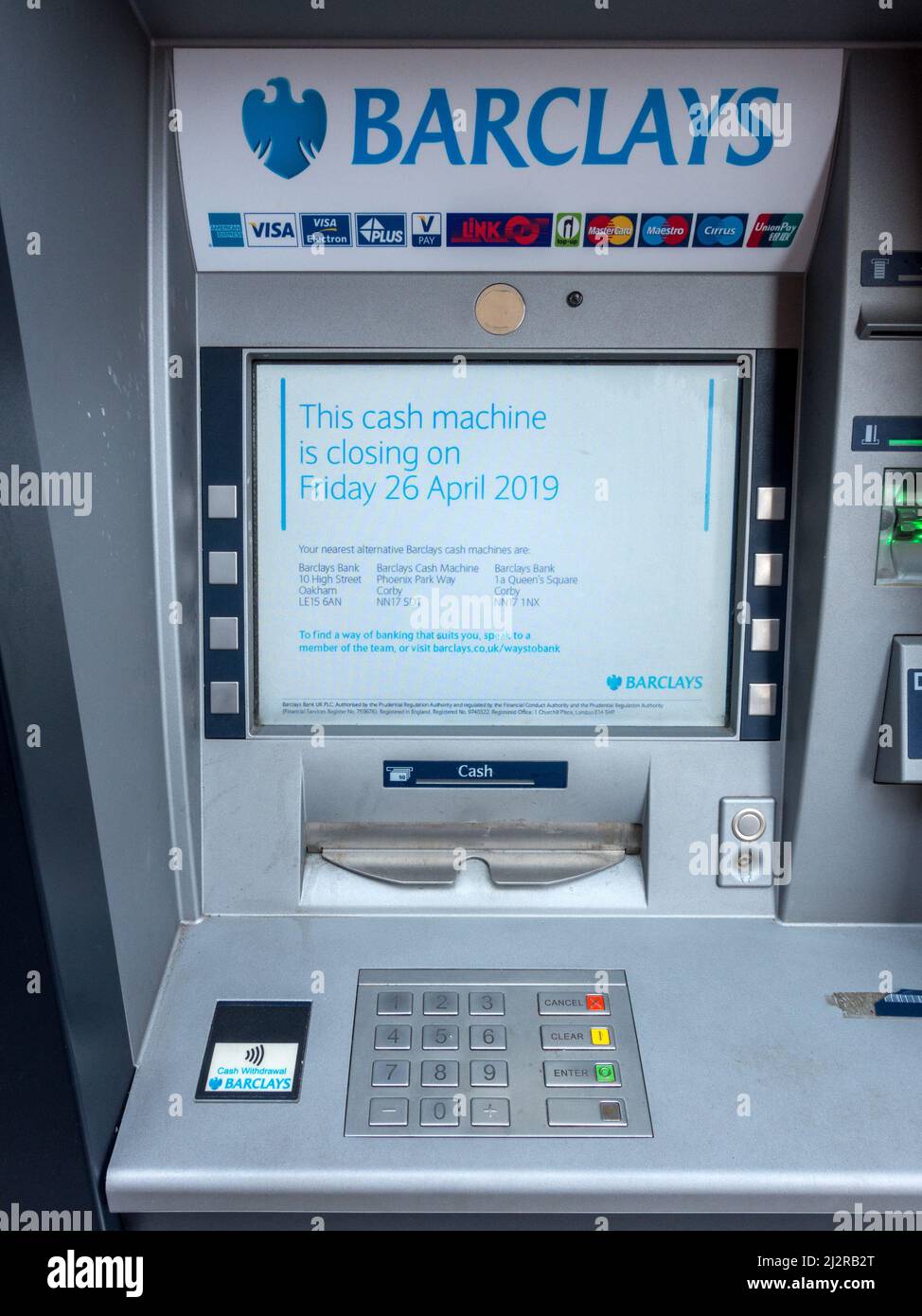 Bancomat Barclays Bank Cashpoint che mostra un messaggio sulla prossima chiusura e rimozione, Uppingham, Rutland, Regno Unito Foto Stock