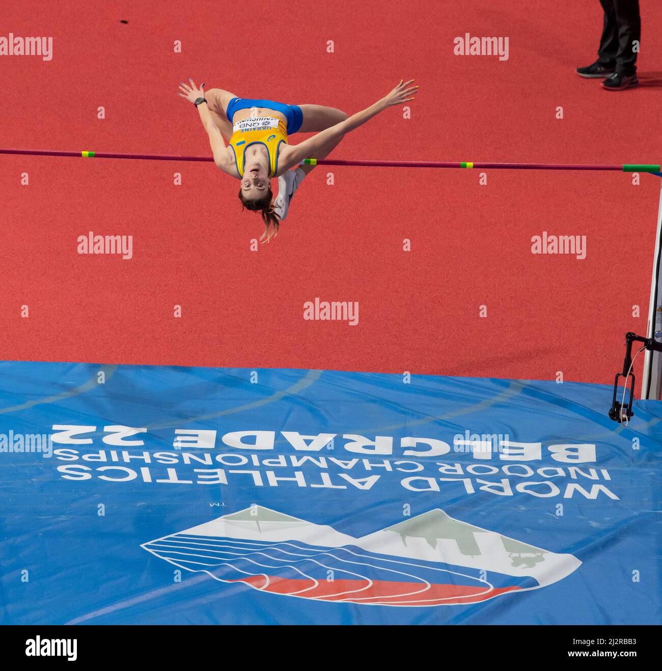 Yaroslava Mahuchikh UKR si compete nel salto di qualità femminile il secondo giorno dei Campionati mondiali di atletica indoor Belgrado 2022 alla Belgrado Arena su M. Foto Stock