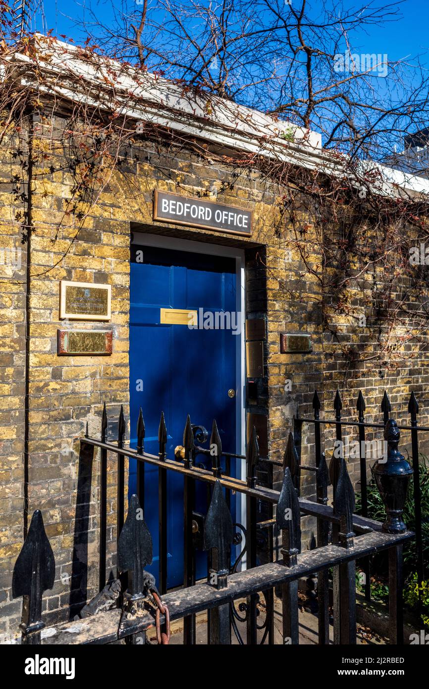 The Bedford Estate London - l'ingresso al Bedford Estates Office. L'azienda è il più grande proprietario privato di terreni a Bloomsbury, nel centro di Londra. Foto Stock