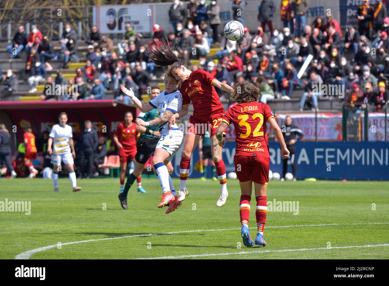 Roma, Italia. 03rd Apr 2022. Duello aereo durante il Campionato Italiano di Calcio a Women 2021/2022 day 19 Match tra AS Roma Women vs Hellas Verona Women allo stadio tre Fontane il 3 aprile 2022, a Roma, Italia (Foto di Roberto Bettacchi/Pacific Press/Sipa USA) Credit: Sipa USA/Alamy Live News Foto Stock