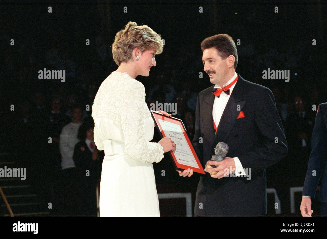 HRH la Principessa del Galles, la Principessa Diana, partecipa al Red Cross-Daily Mirror Care in Crisis Awards all'Albert Hall di Londra. La foto mostra la principessa con Martin Ward che ha salvato due persone da un'auto Blaze immagine presa 26th novembre 1992 Foto Stock