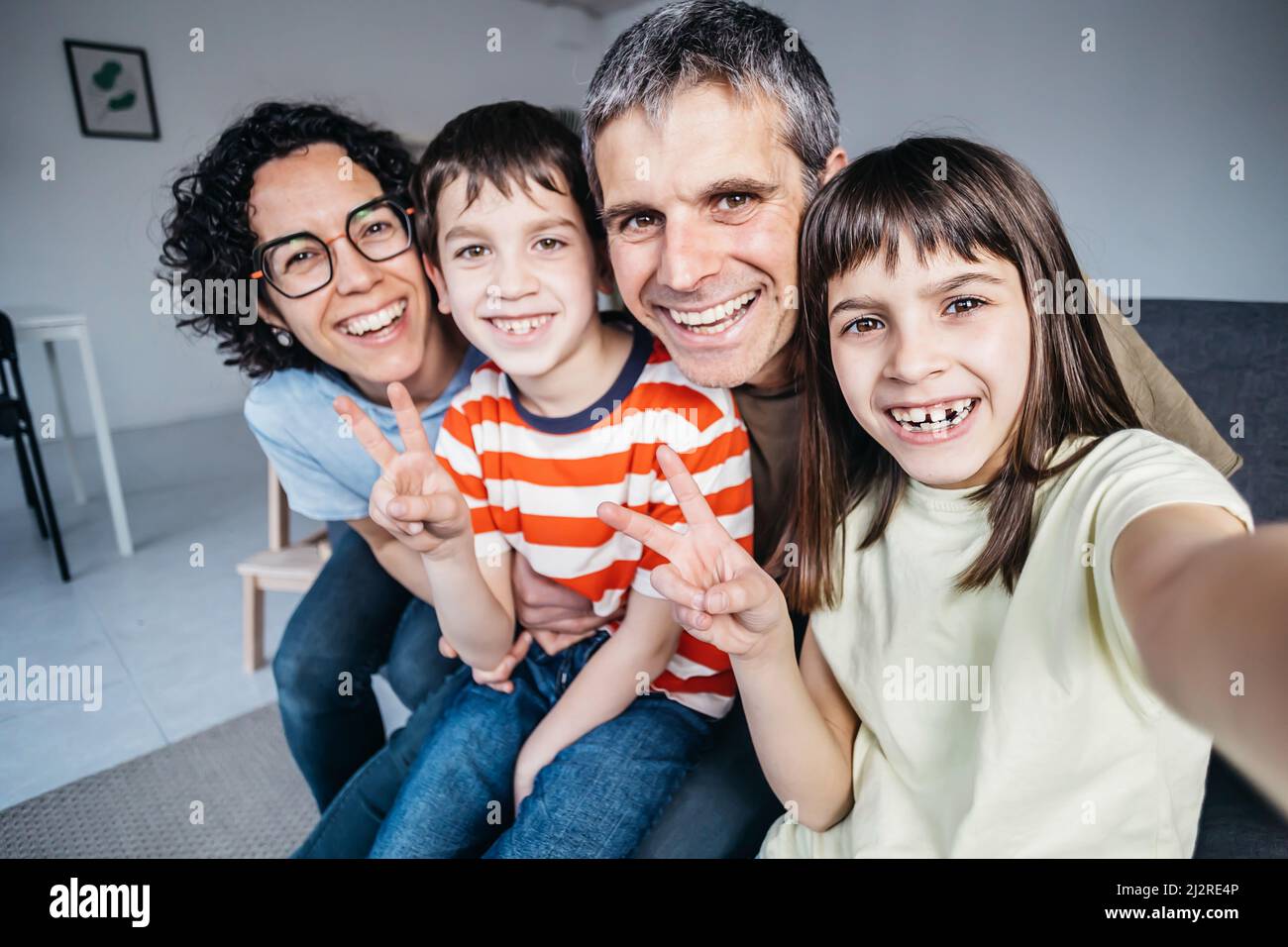 Famiglia felice prendere un selfie mentre godendo il tempo insieme a casa. Foto Stock