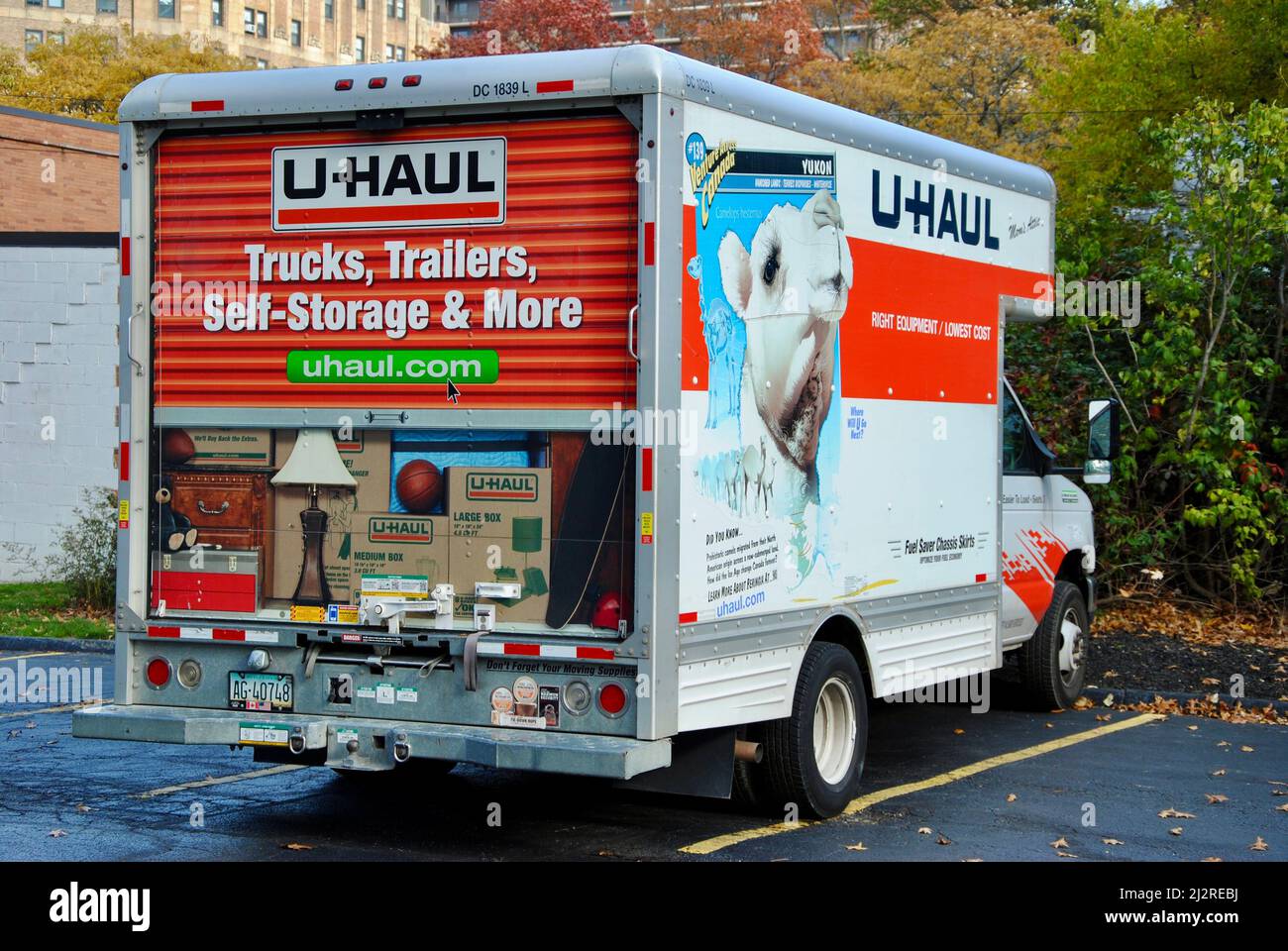 U-Haul camion pronto per scaricare una mossa a Lakewood, Ohio Foto Stock