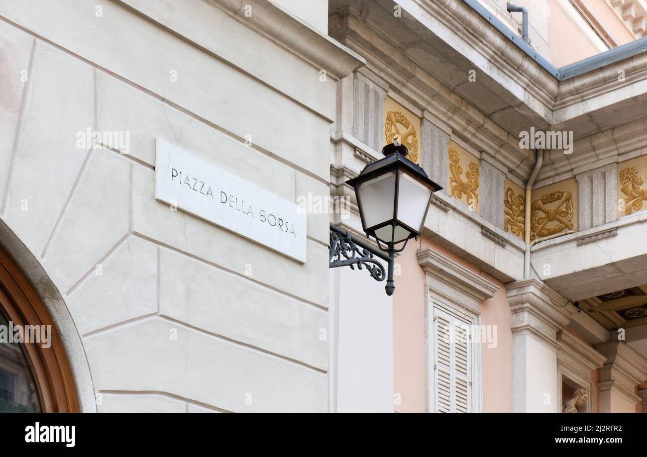 Segno sulla parete esterna di un palazzo in Piazza della Borsa, importante piazza del centro di Trieste, Italia, che indica il nome della piazza Foto Stock