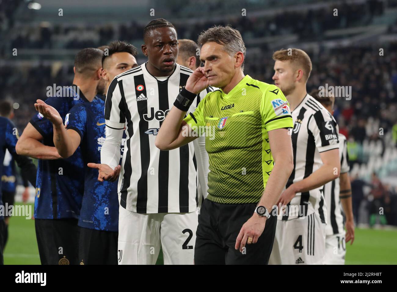 Torino, 3rd aprile 2022. Denis Zakaria di Juventus fa appello all'arbitro Massimiliano Irrati mentre ascolta il suo auricolare e il VAR prima di ordinare a Hakan Calhanoglu del FC Internazionale di ripetere la sua penalità persa e dare al fianco un 1-0 di guida durante la Serie A partita allo Stadio Allianz di Torino. Il credito d'immagine dovrebbe essere: Jonathan Moscrop / Sportimage Credit: Sportimage/Alamy Live News Foto Stock