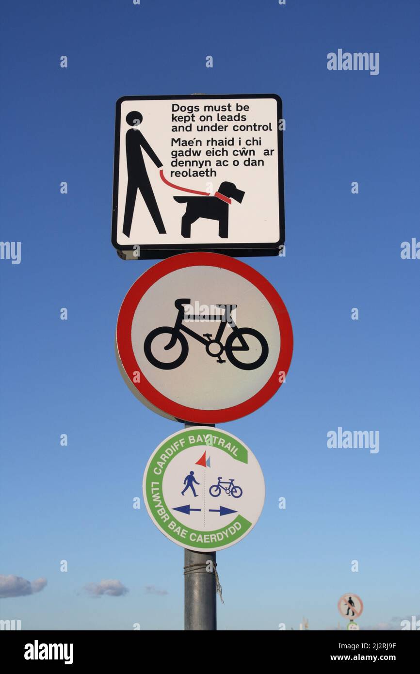 I cani devono essere tenuti in prima fila, senza biciclette, sentiero della baia di Cardiff, segnaletica sullo sbarramento della baia di Cardiff Foto Stock