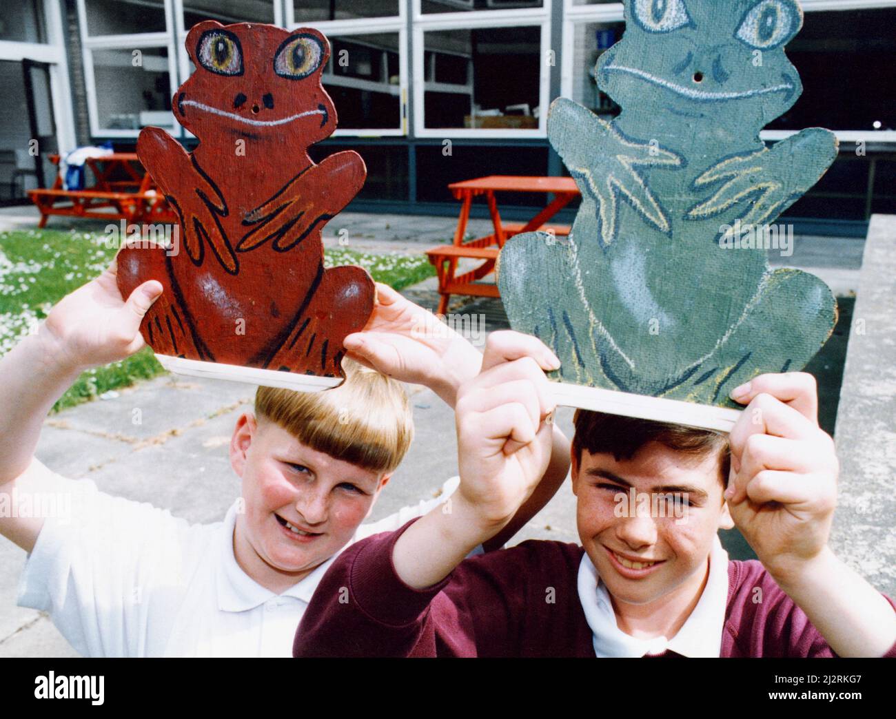 Gli allievi alla scuola di parco di Aston con due delle rane che sono troppo usate in una corsa della rana per raccogliere i fondi della scuola.pictured sono Scott Jefferson (a sinistra) e Steven Dennis. 14th giugno 1993 Foto Stock
