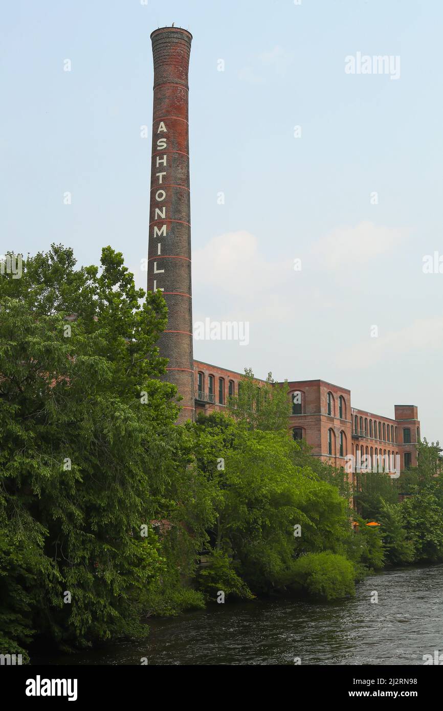 Slatersville iniziò intorno al 1807 lungo il fiume Blackstone. Il potere fu sfruttato per fornire ai lavoratori un lavoro, e i mulini fiorirono lungo questa corsa Foto Stock