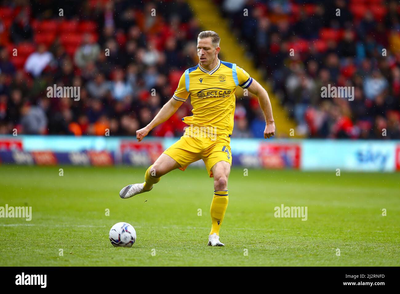 Oakwell, Barnsley, Inghilterra - 2nd Aprile 2022 Michael Morrison (4) di Reading - durante il gioco Barnsley contro Reading, Sky Bet EFL Championship 2021/22 Foto Stock