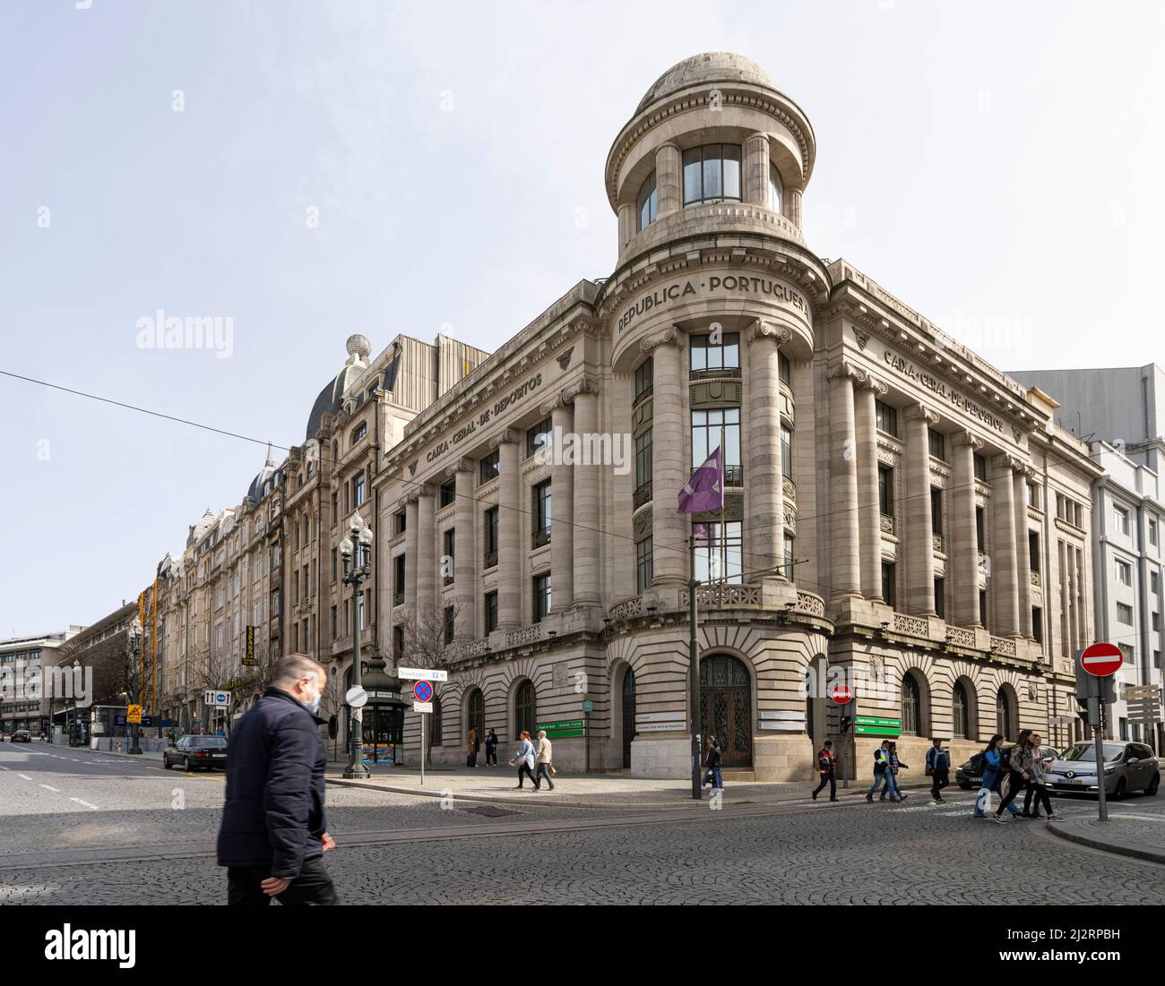 Porto, Portogallo. Marzo 2022. Caixa Geral de Depositos sede della banca del marchio nel centro della città Foto Stock