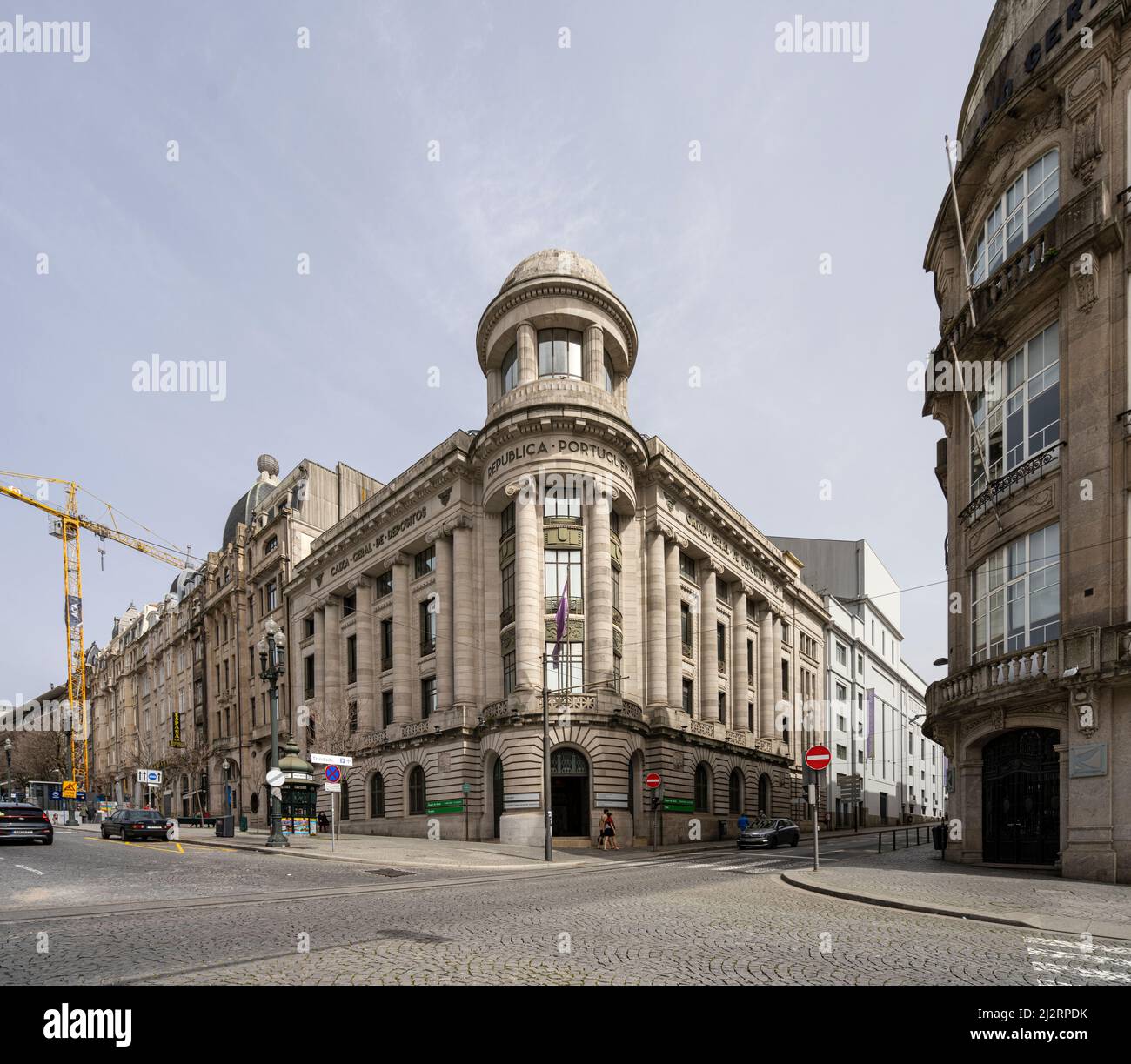 Porto, Portogallo. Marzo 2022. Caixa Geral de Depositos sede della banca del marchio nel centro della città Foto Stock