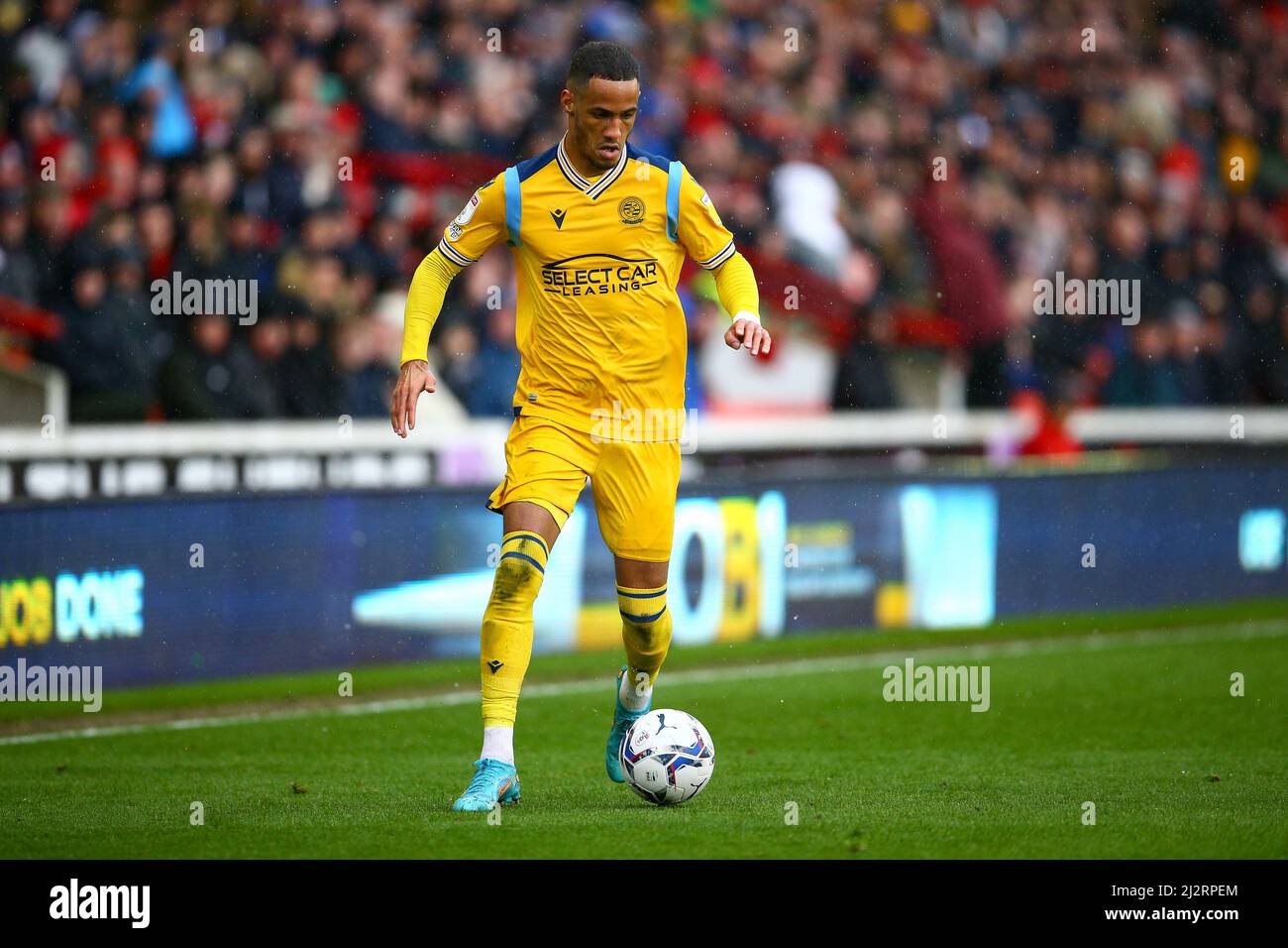 Oakwell, Barnsley, Inghilterra - 2nd Aprile 2022 Tom Ince (9) di Reading Heads for Goal - durante il gioco Barnsley v Reading, Sky Bet EFL Championship Foto Stock