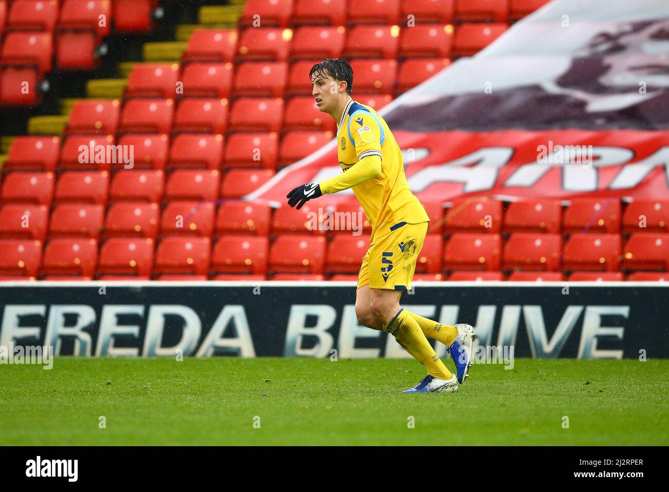 Oakwell, Barnsley, Inghilterra - 2nd aprile 2022 Tom McIntyre (5) di Reading - durante la partita Barnsley contro Reading, Sky Bet EFL Championship 2021/22, Foto Stock