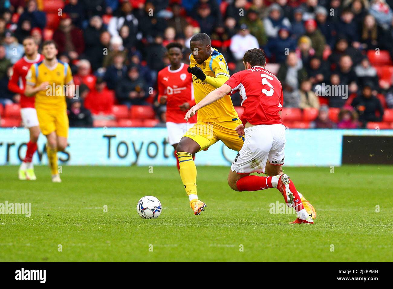 Oakwell, Barnsley, Inghilterra 2nd Aprile 2022 Lucas Jo (18) di Reading prova a superare Liam Kitching (5) di Barnsley - nel gioco Barnsley v Reading Foto Stock