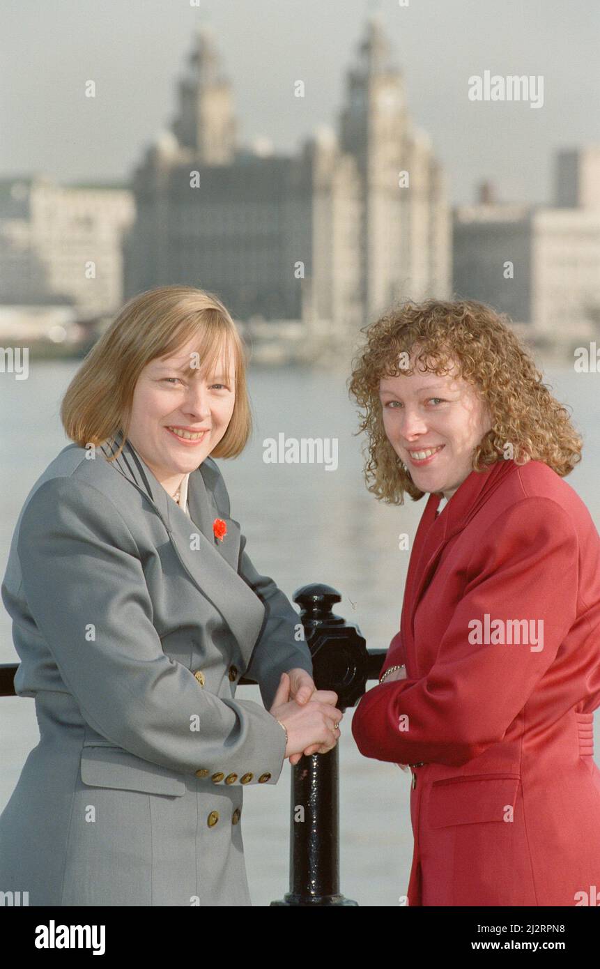 Angela Eagle (a sinistra) e la sorella gemella Maria, nella foto di Liverpool, febbraio 1992. Angela Eagle sta combattendo Jeremy Corbyn per il leader 2016 delle elezioni del Partito Laburista. Daily Mirror Caption 26/2/1992, le pre-foto scattate sono¿. Angle e Maria sono state scelte per combattere due sedili Merseyside per il Labor. Angela è stata selezionata ieri sera per Wallasey, che è detenuta da Lynda Chalker con una maggioranza sottile di 279. Suor Maria è sul posto da Crosby. Foto scattata il 27th febbraio 1992 Foto Stock