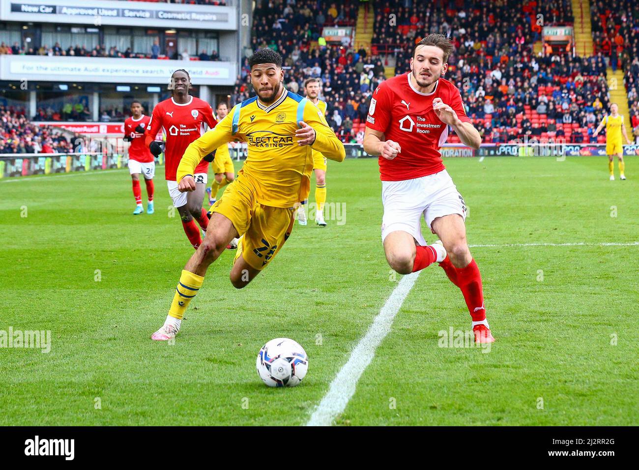 Oakwell, Barnsley, Inghilterra - 2nd Aprile 2022 Josh Laurent (28) di Reading e Liam Kitching (5) di Barnsley inseguimento per la palla Foto Stock