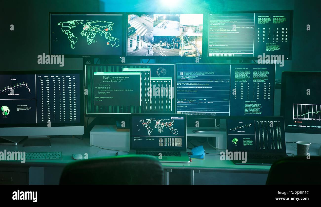 Sala di controllo monitoraggio sorveglianza video telecamera controllo città - spazio vuoto stanza oscura ufficio pieno di schermo dispositivo dal servizio segreto pubblica sicurezza Foto Stock
