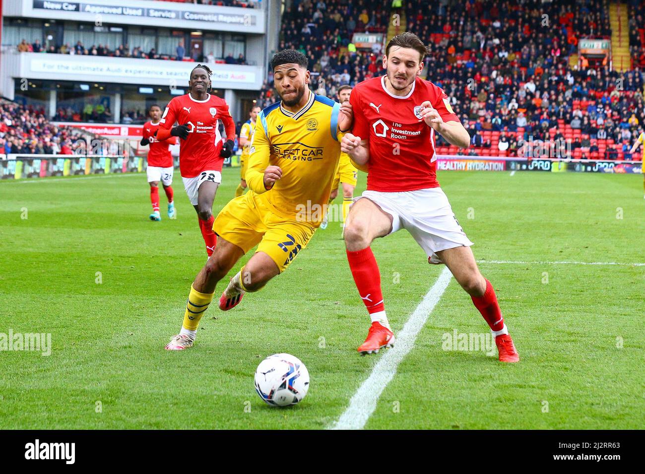Oakwell, Barnsley, Inghilterra - 2nd Aprile 2022 Josh Laurent (28) di Reading e Liam Kitching (5) di Barnsley inseguimento per la palla Foto Stock