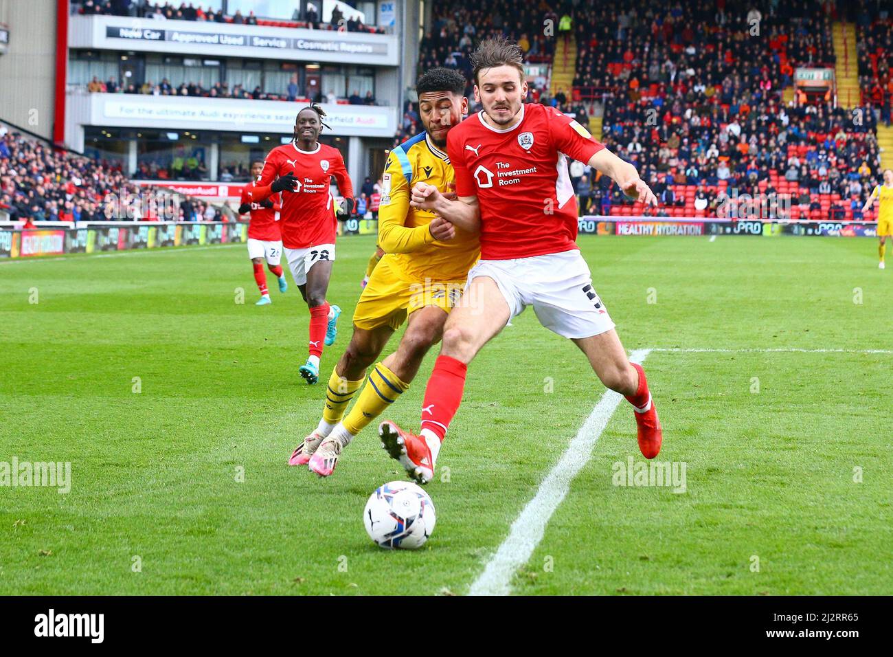 Oakwell, Barnsley, Inghilterra - 2nd Aprile 2022 Josh Laurent (28) di Reading e Liam Kitching (5) di Barnsley inseguimento per la palla Foto Stock