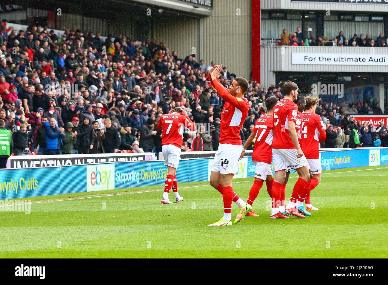 Oakwell, Barnsley, Inghilterra - 2nd Aprile 2022 Carlton Morris (14) di Barnsley riconosce i tifosi dopo aver segnato il gol di apertura Foto Stock