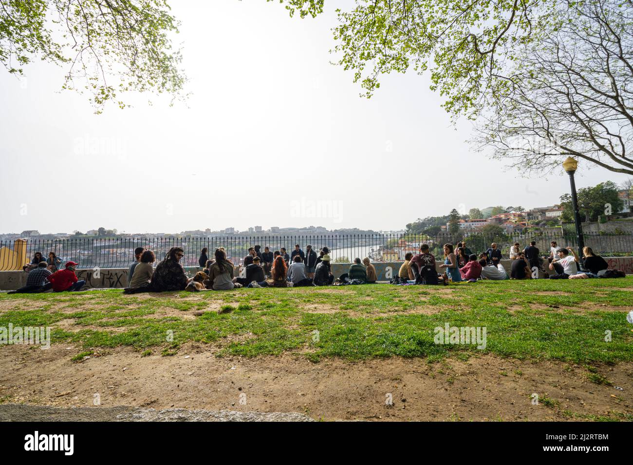 Porto, Portogallo. Marzo 2022. La gente si rilassa ammirando il panorama della città sul parco Virtua Foto Stock