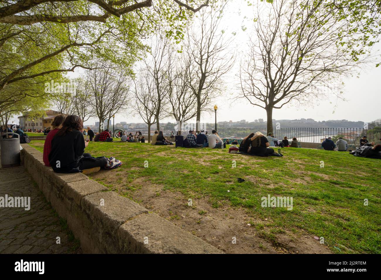 Porto, Portogallo. Marzo 2022. La gente si rilassa ammirando il panorama della città sul parco Virtua Foto Stock
