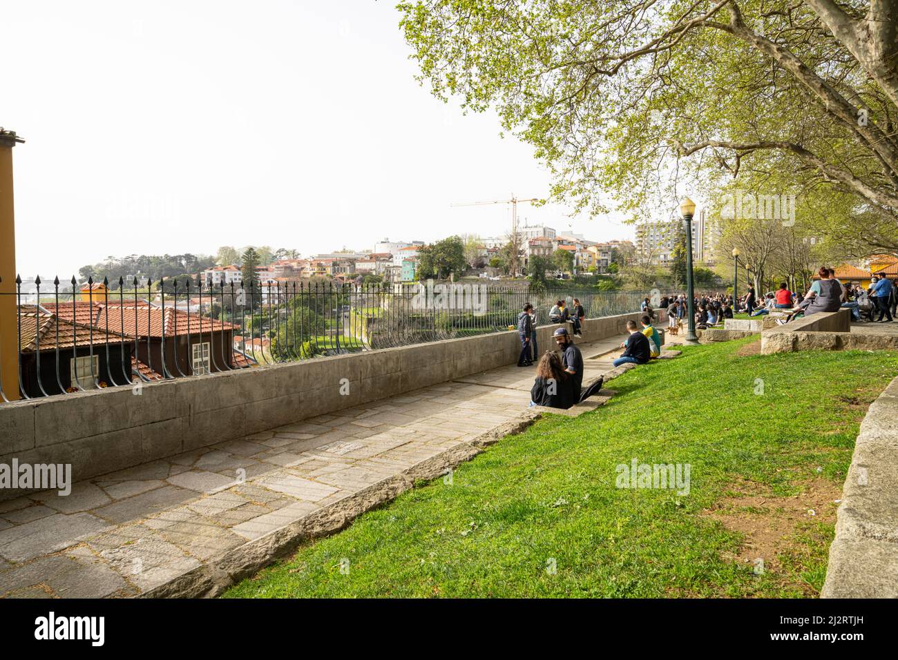 Porto, Portogallo. Marzo 2022. La gente si rilassa ammirando il panorama della città sul parco Virtua Foto Stock