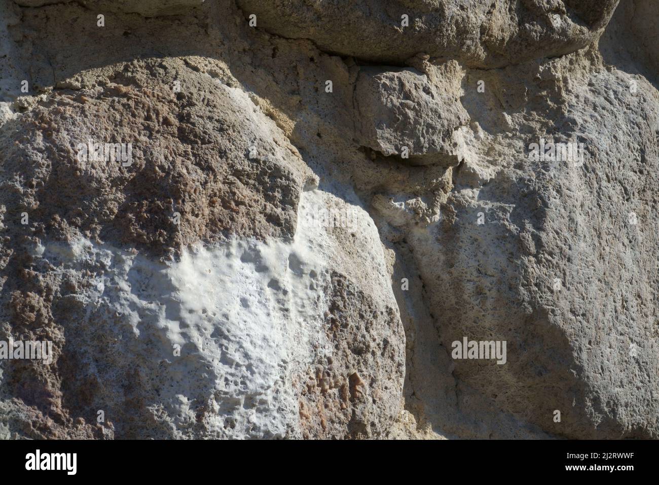 Un campione di effetto efflorescente - depositi di sale su muratura di pietra. Vista ravvicinata di un muro di masso in un edificio storico. Il castello rovine pietra co Foto Stock