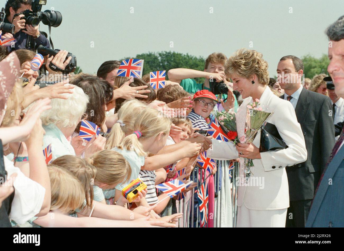 HRH la Principessa del Galles, la Principessa Diana, durante la sua visita a Manchester, Inghilterra. La Principessa è vista qui in Altrincham dove incontra molti ben-wishers che si sono rivelati per vederla. Mentre si trova nel Nord Ovest, visita anche il Manchester Royal Infirmary. Foto scattata il 7th luglio 1992 Foto Stock