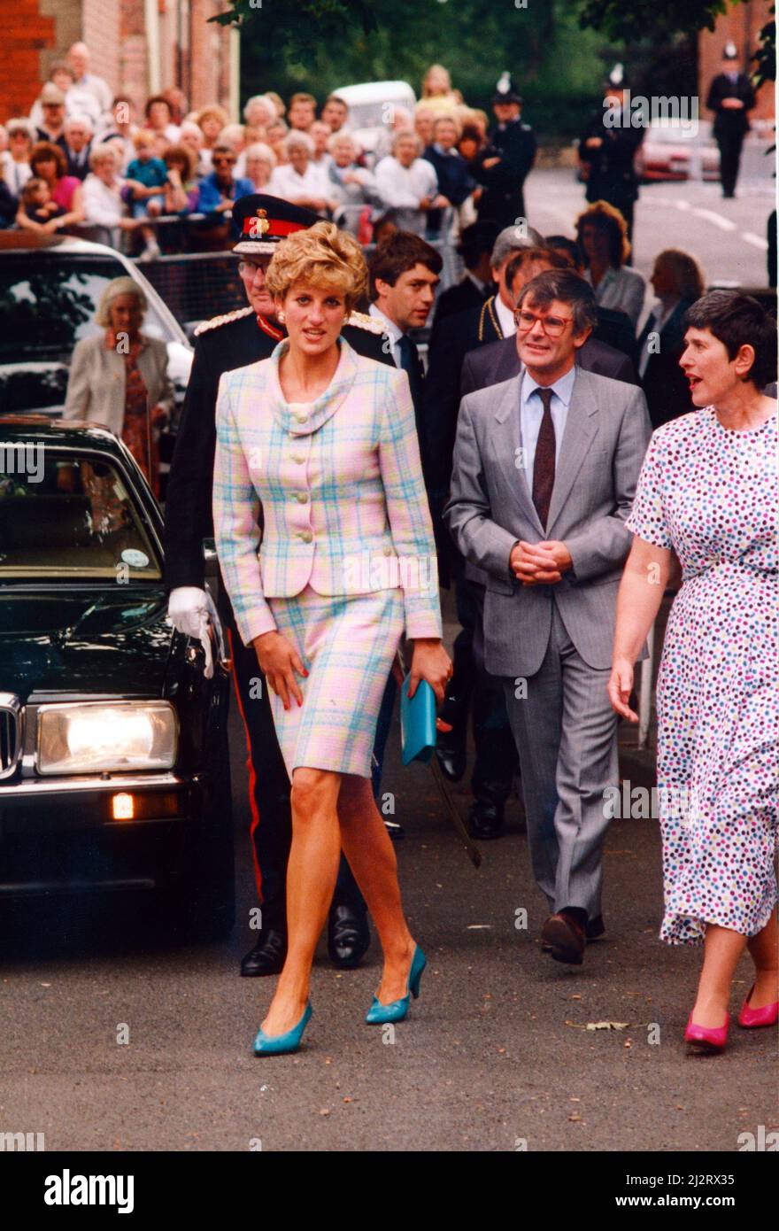 Principessa Diana, HRH la Principessa del Galles durante la sua visita a Newcastle upon Tyne, North East England.Here la Principessa arriva a Barnados, Jesmond, Newcastle upon Tyne. Foto scattata il 5th agosto 1992 Foto Stock
