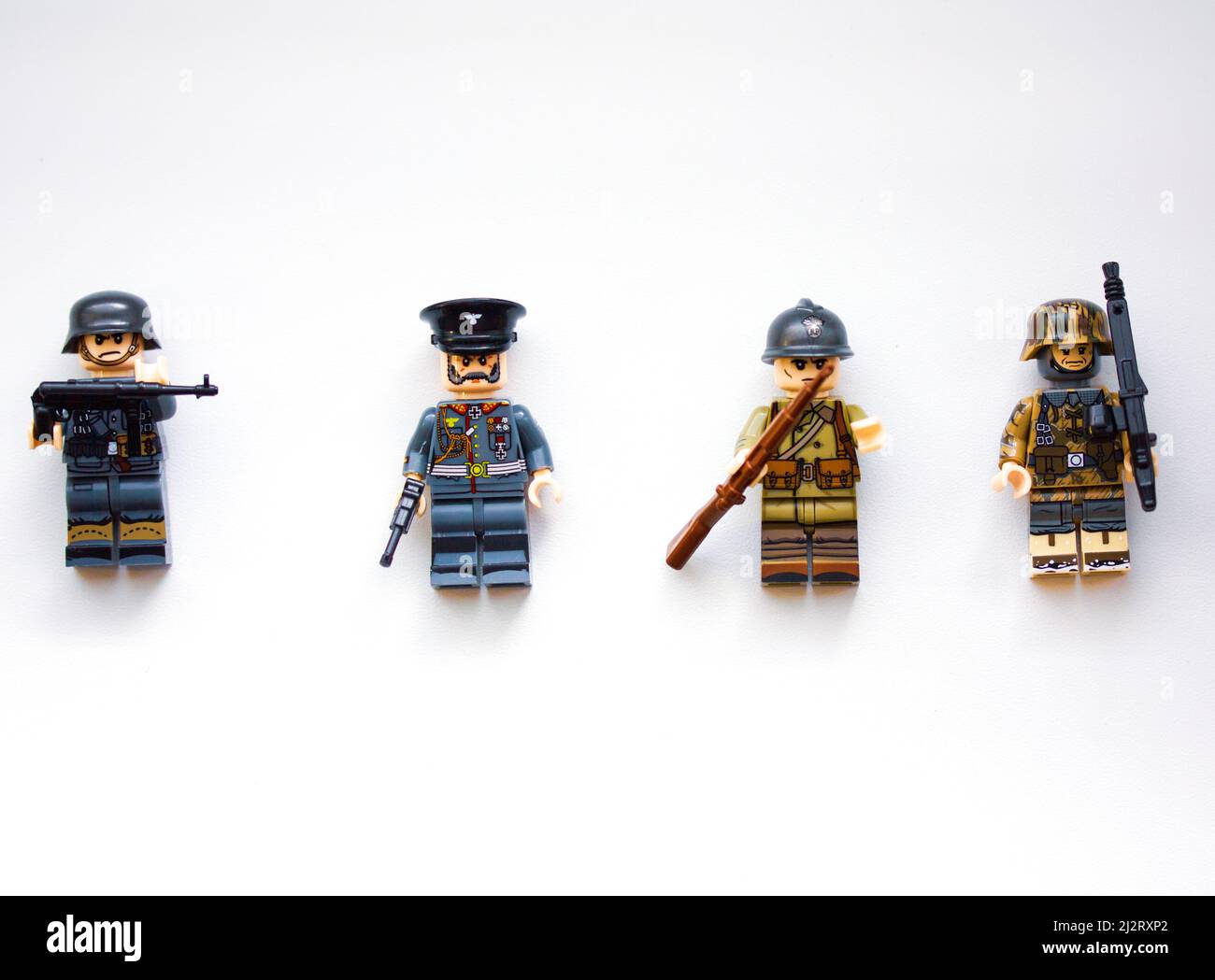 Kiev, Ucraina. Marzo 9, 2022. Giocattolo LEGO soldati della seconda guerra  mondiale in uniforme con mitragliatrici, armi. Truppe su sfondo bianco  vista dall'alto. Guerra mi Foto stock - Alamy