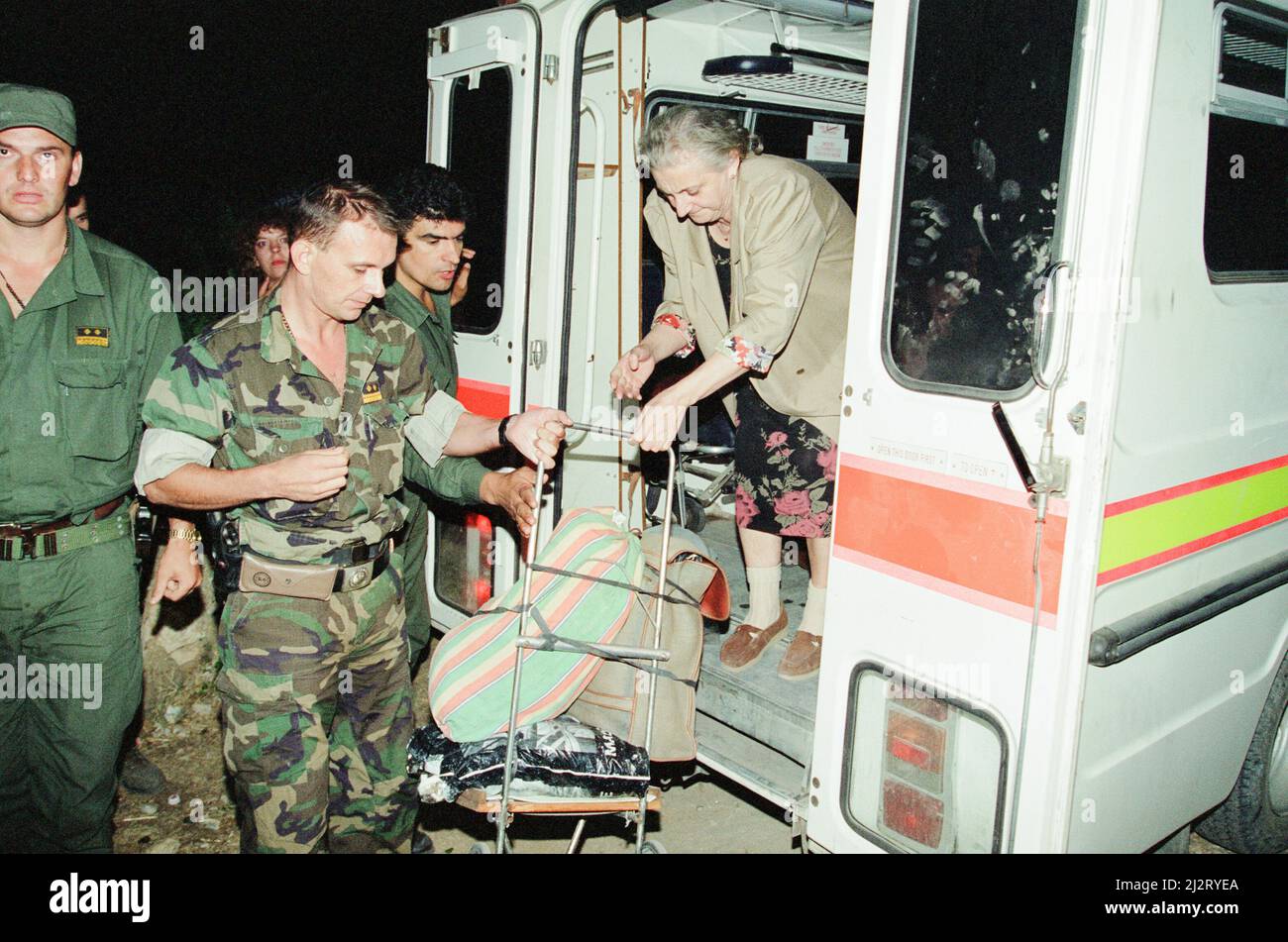 Sally Becker, operatore di assistenza britannico, ha illustrato l'agosto 1993. Ritorna all'ospedale da guerra di Mostar per la seconda volta in due settimane. L'artista di 33 anni di Hove in Sussex lasciò in Bosnia un'eroina, soprannominato l'Angelo di Mostar per i singoli individui che salvavano in modo immane i bambini feriti intrappolati nella città dilaniata dalla battaglia. Sally ha schivato il fuoco costante del cecchino per guidare la sua ambulanza londinese martoriata nel cuore della zona di guerra. Le sue missioni di misericordia di una donna hanno angolato le Nazioni Unite. Foto Stock