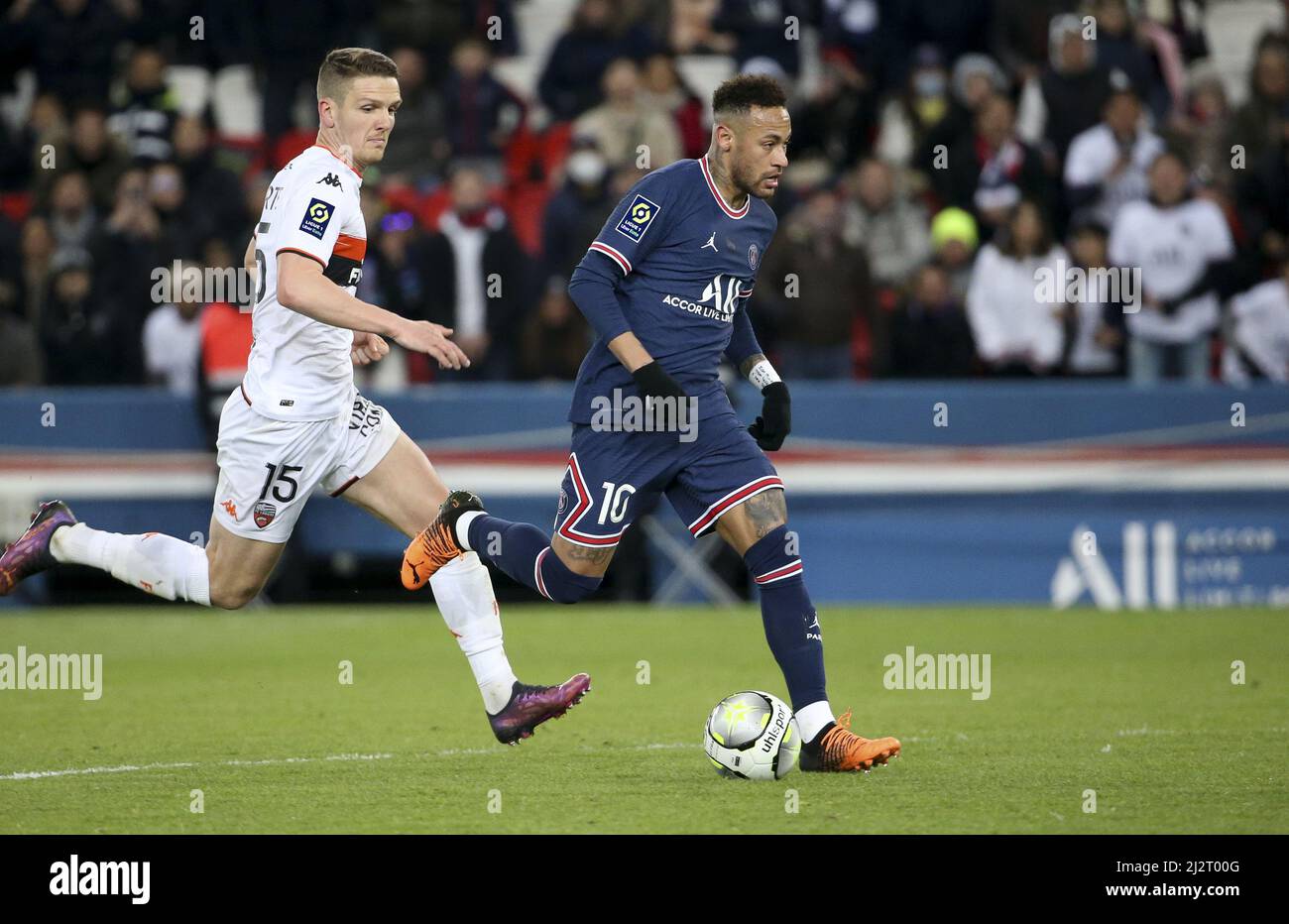 Neymar Jr di PSG, Julien Laporte di Lorient (a sinistra) durante il campionato francese Ligue 1 partita di calcio tra Paris Saint-Germain (PSG) e FC Lorient il 3 aprile 2022 allo stadio Parc des Princes di Parigi, Francia - Foto: Jean Catuffe/DPPI/LiveMedia Foto Stock