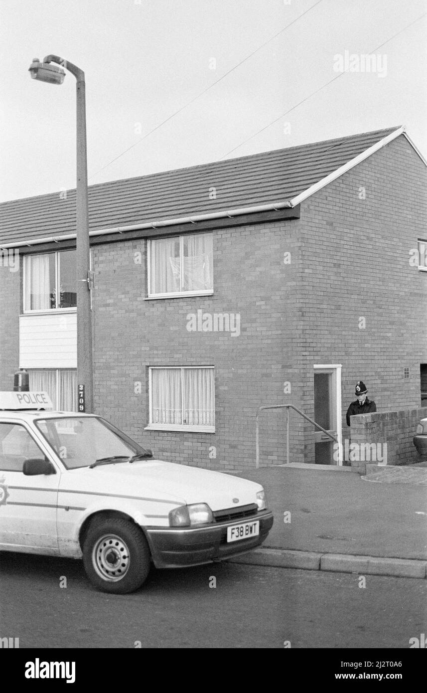 Ian Bennett morte, gennaio 1992. Il 1st gennaio 1992, Ian Bennett è stato ucciso dalla polizia, ufficiali della polizia dello Yorkshire occidentale, nella sua piana di Rastrick. Bennett, 34 anni, aveva brandidato una pistola a ufficiali armati che circondavano l'appartamento di Sherburn Road e si era rifiutato di metterla giù. La pistola fu poi trovata come un'arma imitazione. La polizia era stata chiamata da un tassista, che presumibilmente era stato minacciato ore prima da un uomo che maneggiava una spada. Un'inquest più tardi determinato, i marksmen della polizia che hanno sparato morto Ian Bennett hanno agito legalmente, il verdetto, alla fine di un'inquest di due mesi e dopo quasi due Foto Stock