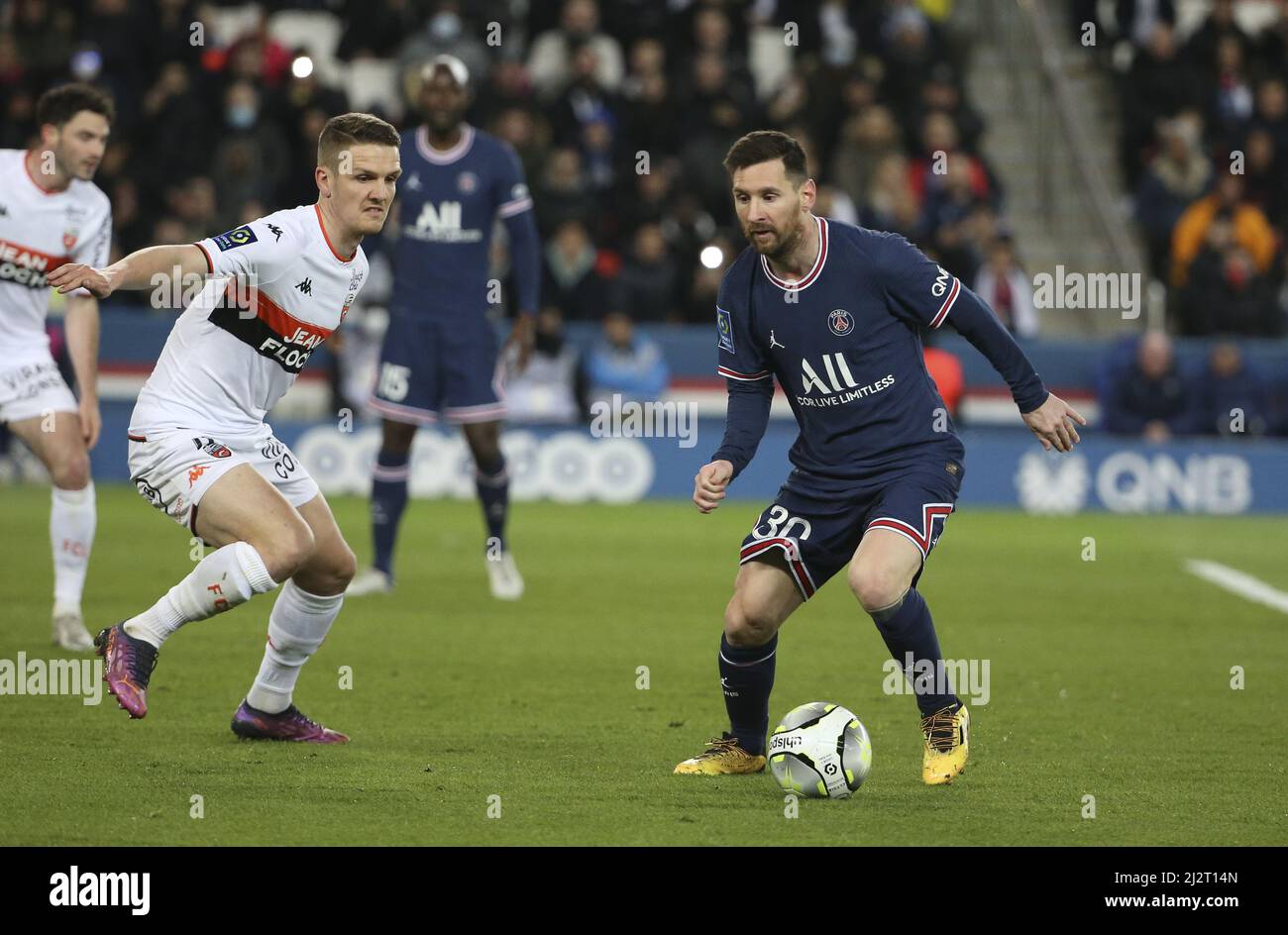 Lionel messi di PSG, Julien Laporte di Lorient (a sinistra) durante il campionato francese Ligue 1 partita di calcio tra Paris Saint-Germain (PSG) e FC Lorient il 3 aprile 2022 allo stadio Parc des Princes di Parigi, Francia - Foto: Jean Catuffe/DPPI/LiveMedia Foto Stock
