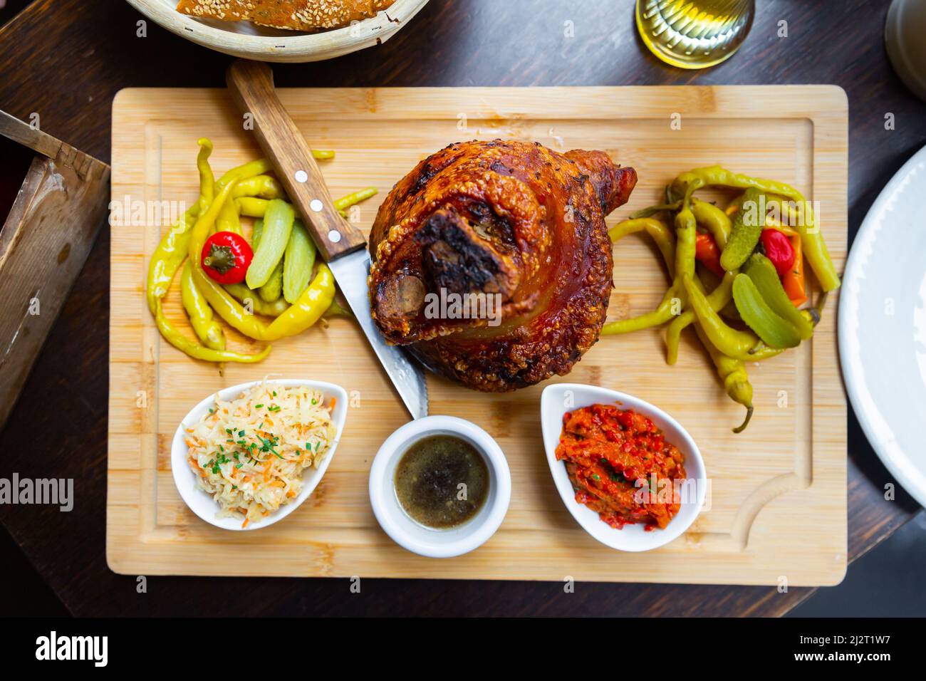 Il piatto popolare della cucina austriaca è il nocciola di maiale arrosto in salsa di birra Foto Stock