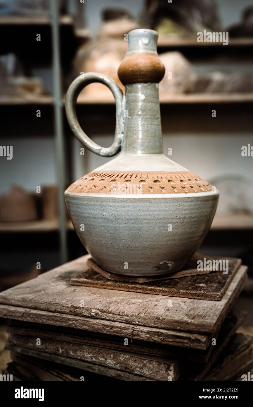 Piccola anfora in ceramica romanica o vaso d'olio. Artigianato tradizionale Foto Stock