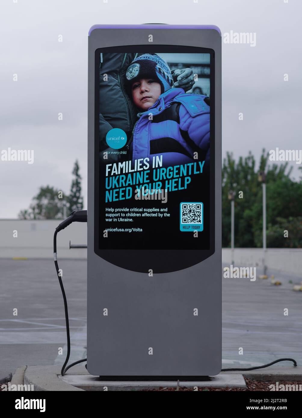 Stazione di ricarica per auto elettrica gratuita che mostra un messaggio di solidarietà con il popolo ucraino. Foto Stock