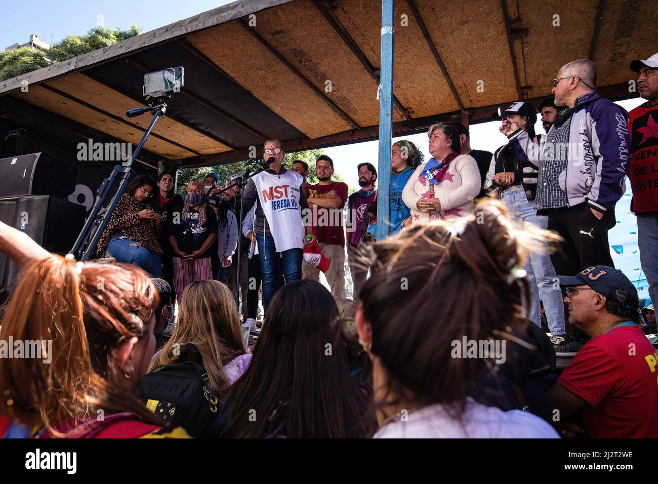 Una donna leader delle organizzazioni politiche che compongono l'unità Piquetera fa un discorso durante la manifestazione. Le organizzazioni politiche che compongono l'unità Piquetera tennero un campo su Avenida 9 de Julio, il viale più importante della città di Buenos Aires, Davanti al Ministero dello sviluppo sociale per 48 ore per denunciare la mancanza di risposta alle loro esigenze da parte del governo del Presidente Alberto Fernandez. Foto Stock