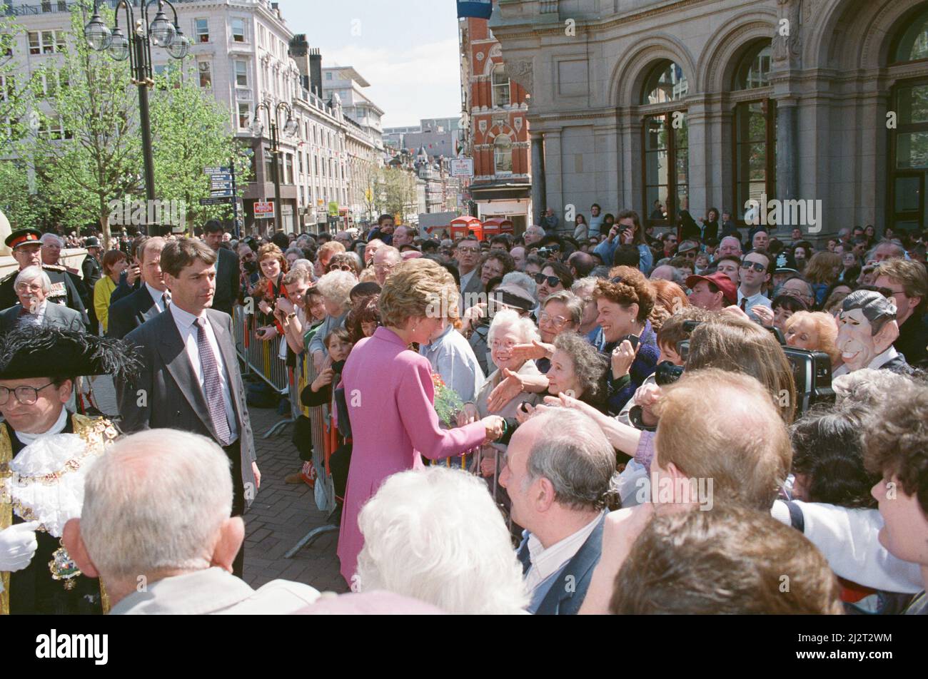 La principessa Diana di HRH, la Principessa del Galles, incontra la gente di Birmingham, Midlands, Inghilterra mentre apre Victoria Square. Foto scattata il 6th maggio 1993 Foto Stock
