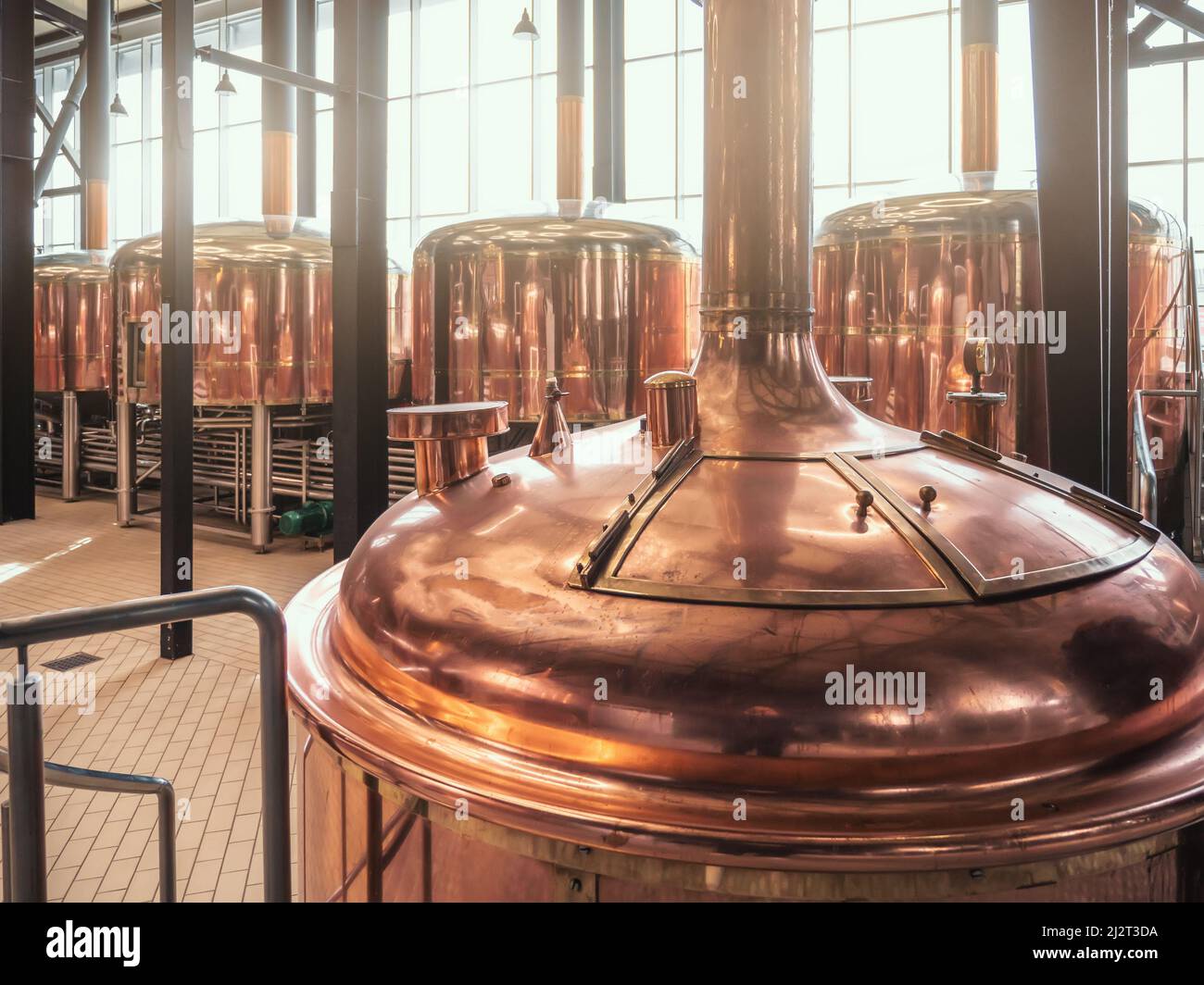 Attrezzature per birrifici. Produzione di birra. Vasche di stoccaggio rotonde cooper per la fermentazione e la maturazione della birra. Foto Stock